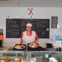 Xinia's Bakery, Xinia Cruz, owner